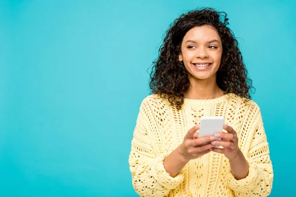 Bela Mulher Americana Africana Sorrindo Enquanto Segurando Smartphone Isolado Azul — Fotografia de Stock