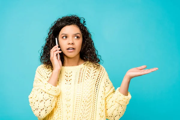 Förvånad Afrikansk Amerikansk Kvinna Pratar Smartphone Isolerad Blå — Stockfoto