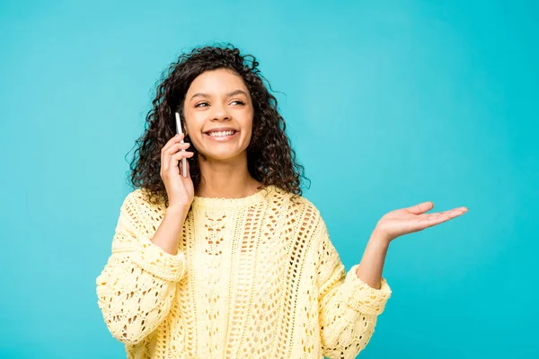 Uśmiechnięta African American Kobieta Mówi Smartphone Białym Tle Niebiesko — Zdjęcie stockowe