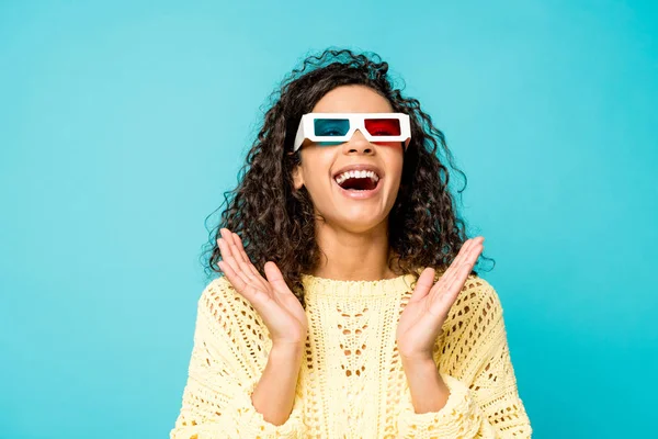 Happy Curly Afro Amerikaanse Vrouw Lachen Gesturing Bril Geïsoleerd Blauw — Stockfoto