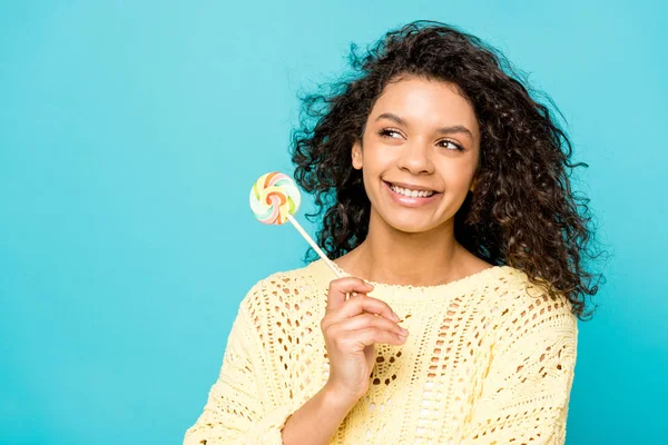 Feliz Rizado Africano Americano Chica Sonriendo Mientras Sosteniendo Lollipop Aislado — Foto de Stock