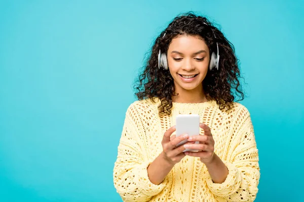 Alegre Rizado Afroamericano Chica Escuchando Música Los Auriculares Mientras Utiliza —  Fotos de Stock