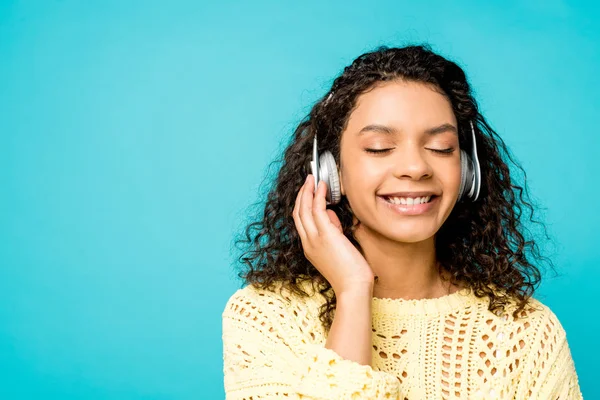 Счастливая Кудрявая Африканская Американская Девушка Слушает Музыку Наушниках Закрытыми Глазами — стоковое фото