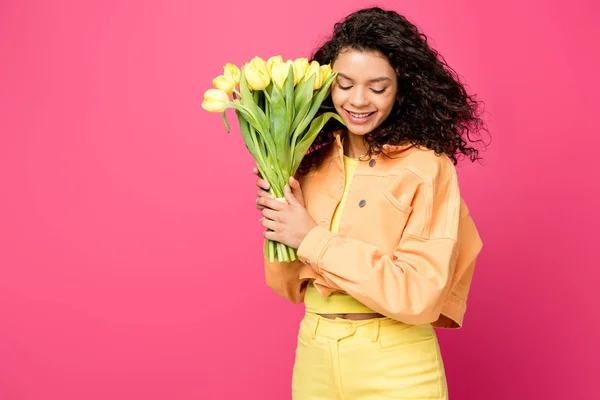 Aantrekkelijke Glimlachende Afro Amerikaanse Meisje Bedrijf Gele Tulpen Geïsoleerd Crimson — Stockfoto