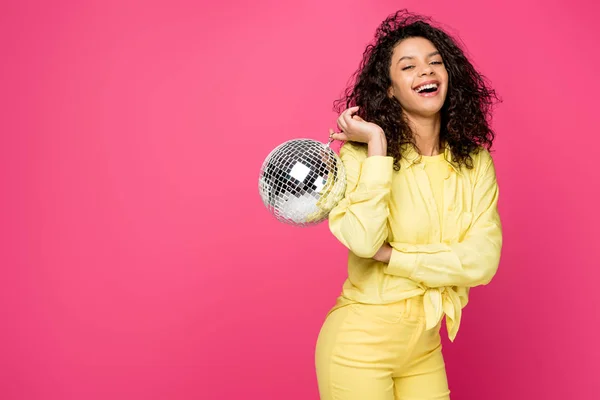 Feliz Africana Americana Mujer Celebración Brillante Disco Bola Aislado Carmesí — Foto de Stock