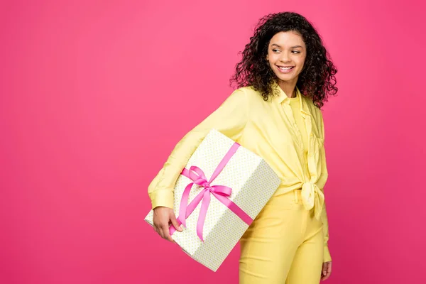 Afryki Amerykański Kobieta Trzymanie Pudełko Różowy Satyna Białym Tle Wstążka — Zdjęcie stockowe