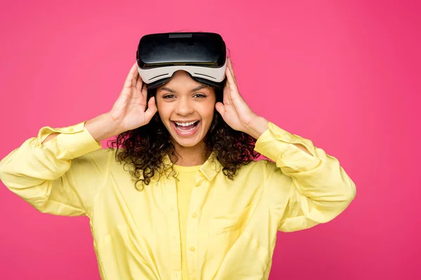 Hermosa Mujer Afroamericana Con Auriculares Realidad Virtual Sonriendo Aislado Carmesí — Foto de Stock