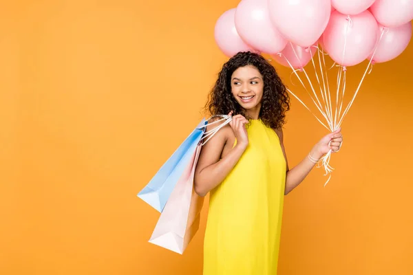 Feliz Mulher Afro Americana Segurando Sacos Compras Balões Rosa Isolados — Fotografia de Stock