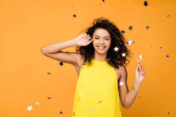 Curly African American Woman Yellow Dress Smiling Shiny Confetti Stars — Stock Photo, Image