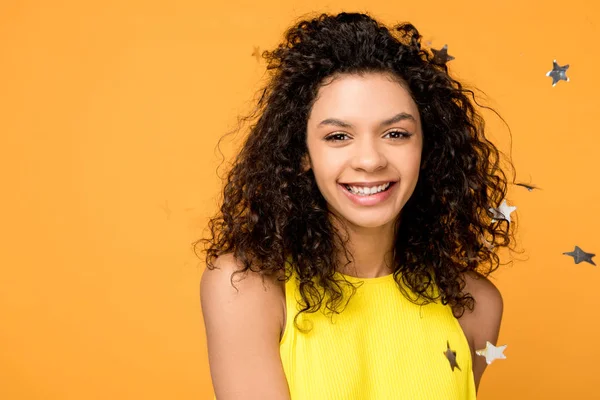 Happy Curly Afro Amerikaanse Meisje Gele Jurk Glimlachen Buurt Van — Stockfoto