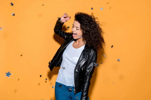 Menina Americana Africana Feliz Gritando Perto Estrelas Confete Brilhantes Laranja — Fotografia de Stock