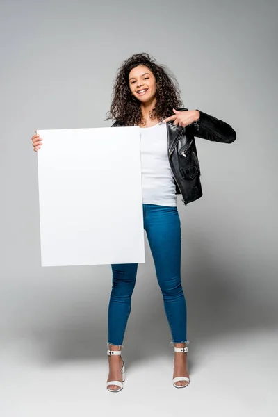 Linda Menina Americana Africana Encaracolado Apontando Com Dedo Para Cartaz — Fotografia de Stock