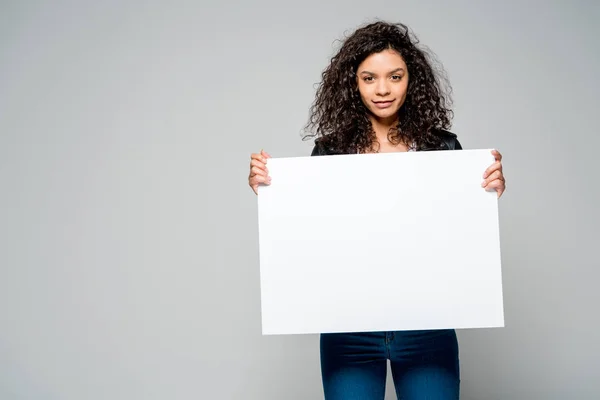 Aantrekkelijke Afro Amerikaanse Jonge Vrouw Holding Blank Plakkaat Geïsoleerd Grijs — Stockfoto