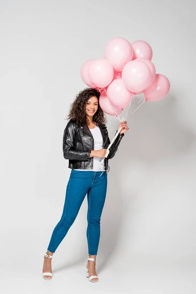 Lächelnde Junge Afrikanisch Amerikanische Frau Mit Rosa Luftballons Auf Grau — Stockfoto