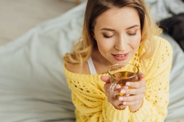 gözler ile güzel genç kadın evde çay tutma bardağı kapalı