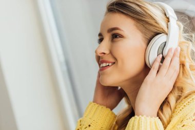 güzel gülümseyen genç kadın kulaklık kopya alanı ile müzik dinleme
