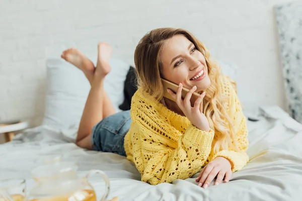 Bela Menina Sorridente Deitado Cama Falando Smartphone — Fotografia de Stock