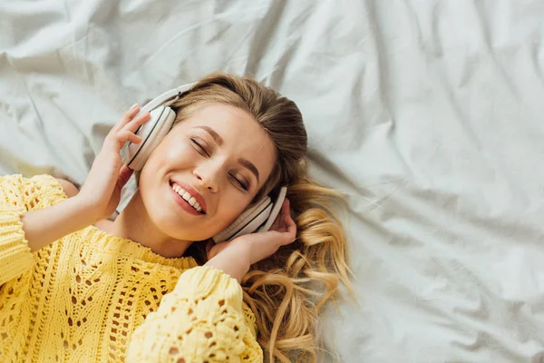 Top View Beautiful Smiling Young Woman Headphones Lying Bed Listening — стоковое фото