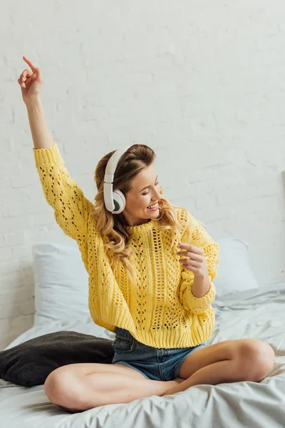 Beautiful Smiling Young Woman Headphones Outstretched Hand Sitting Bed Listening — Stock Photo, Image