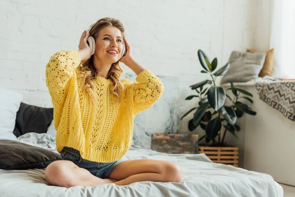 Mooie Gelukkige Jonge Vrouw Hoofdtelefoon Zittend Bed Luisteren Muziek Thuis — Stockfoto