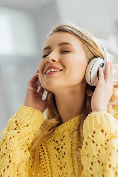 Selektywne Skupienie Pięknej Uśmiechniętej Młodej Kobiety Słuchawkach Słuchania Muzyki Domu — Zdjęcie stockowe