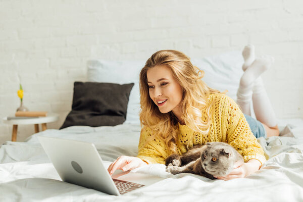 Beautiful Smiling Girl Lying Bed Scottish Fold Cat Using Laptop — Stock Photo, Image