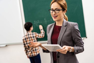 Matematik dersi sırasında tebeşir ile tahta üzerinde öğrenci yazma 