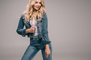denim ceket ve gülümseyen ve uzak seyir kot çekici sarışın kadın 