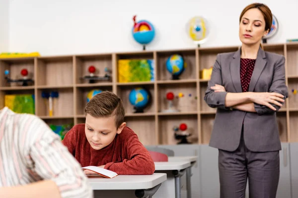 Serieuze Leraar Pak Staande Met Gekruiste Armen Kijken Naar Leerlingen — Stockfoto