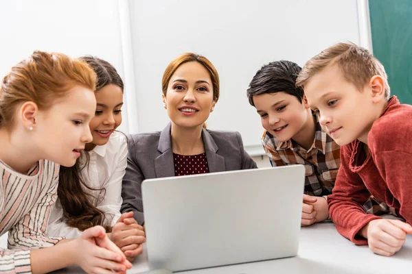 Smiling Teacher Pupils Using Laptop Lesson Classroom — Stock Photo, Image