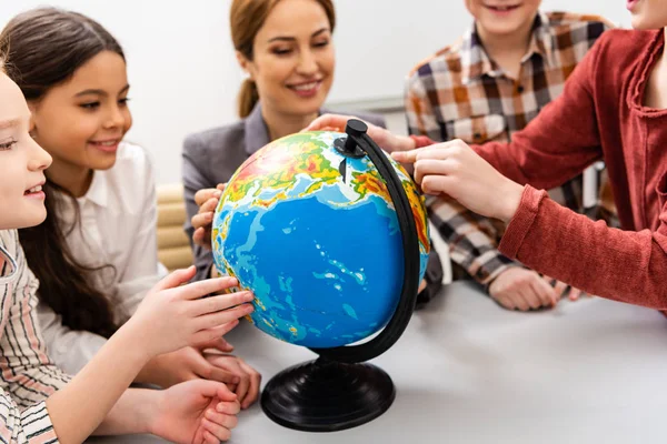 Beskuren Elever Och Lärare Som Tittar Globen Medan Studerar Geografi — Stockfoto