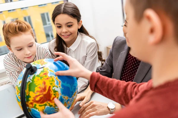 Beskuren Elever Och Lärare Som Tittar Globen Medan Studerar Geografi — Stockfoto