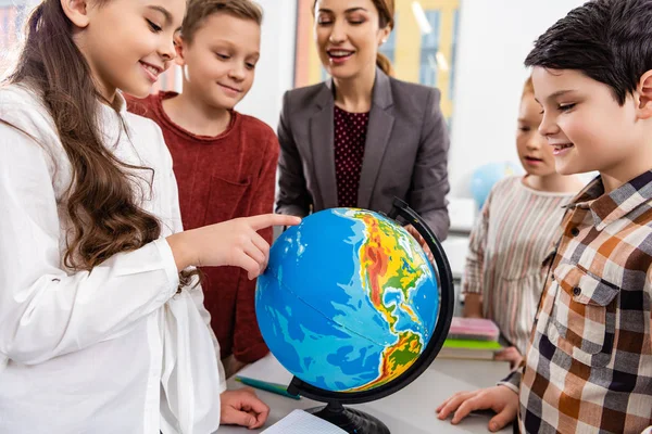 Lärare Och Elever Som Tittar Globen Medan Studerar Geografi Klass — Stockfoto