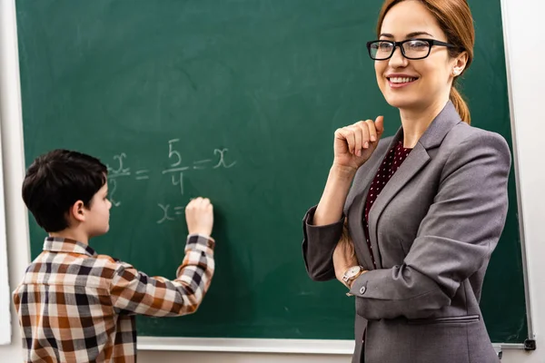 Matematik Dersi Sırasında Tebeşir Ile Tahta Üzerinde Öğrenci Yazma — Stok fotoğraf