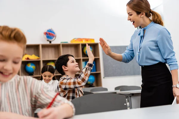 Smiling Guru Dan Murid Mengangkat Tangan Untuk Tinggi Lima Kelas — Stok Foto