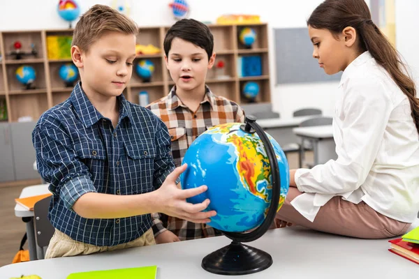 Trzy Wesołe Uczennice Bawią Się Globem Klasie Podczas Lekcji Geografii — Zdjęcie stockowe