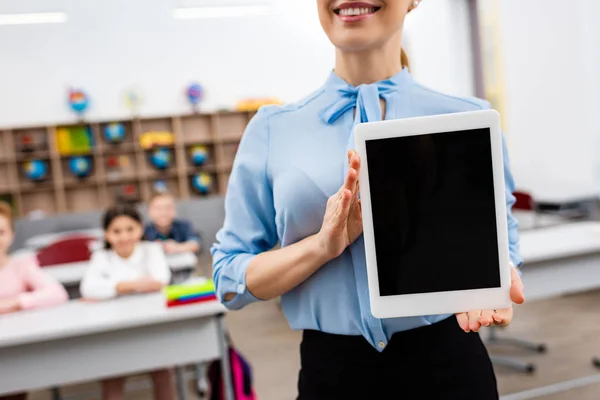 Vista Recortada Professor Sorridente Blusa Azul Mostrando Tablet Digital Com — Fotografia de Stock