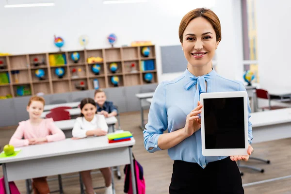 Guru Tersenyum Dengan Blus Biru Yang Menampilkan Tablet Digital Dengan — Stok Foto