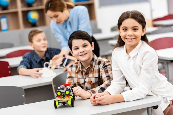 Elever Som Sitter Vid Skriv Bordet Med Leksaker Lektionen Klass — Stockfoto