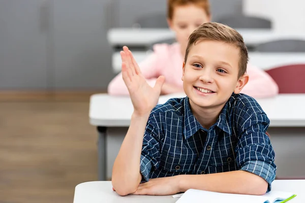 Школьник Клетчатой Рубашке Поднимает Руку Время Урока Классе — стоковое фото