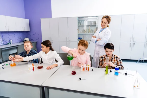 Pupils Flasks Doing Chemical Experiment Chemistry Lesson — Stock Photo, Image