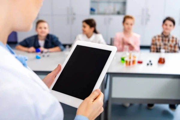 Boş Ekran Ile Dijital Tablet Tutan Kimya Öğretmeni Kısmi Görünümü — Stok fotoğraf