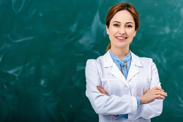 Profesor Química Sonriente Capa Blanca Pie Con Los Brazos Cruzados —  Fotos de Stock