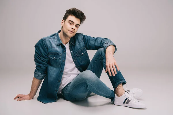 Hombre Guapo Jeans Falda Camiseta Con Piernas Cruzadas Sentado Suelo —  Fotos de Stock