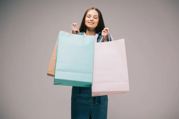 Mujer Sonriente Hermosa Con Los Ojos Cerrados Sosteniendo Bolsas Compras — Foto de Stock