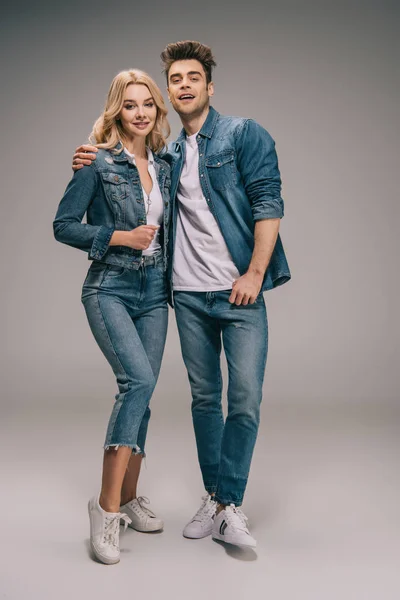 Pojkvän Och Flickvän Denim Kläder Kramas Och Tittar Kameran — Stockfoto