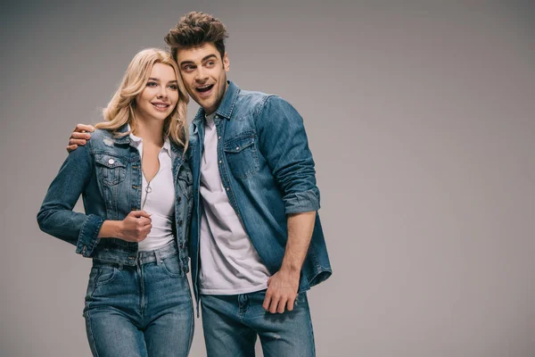 Vriend Lachende Vriendin Denim Kleren Knuffelen Zoek Weg — Stockfoto