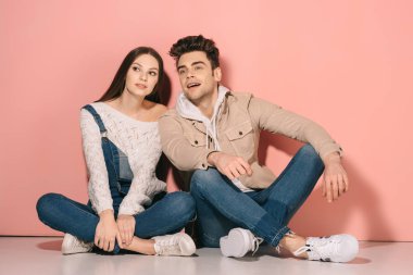 denim tulum ve katta oturan ve uzak seyir yakışıklı erkek esmer ve güzel kız 