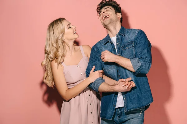 ピンクのドレスと手を繋いでいるデニムシャツでハンサムな彼氏で笑顔のガール フレンド — ストック写真