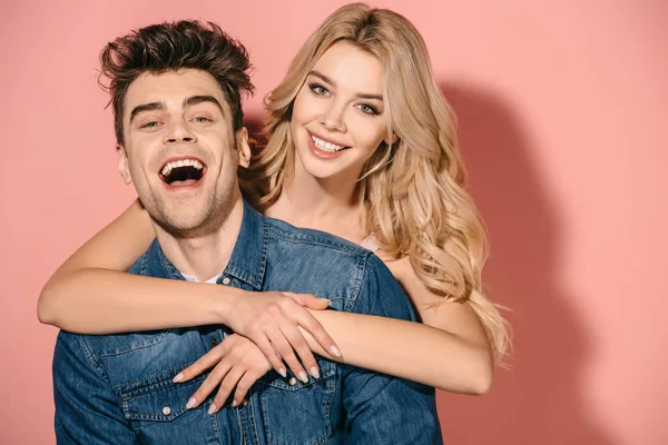 Sorrindo Namorada Namorado Bonito Camisa Jeans Abraçando Olhando Para Câmera — Fotografia de Stock